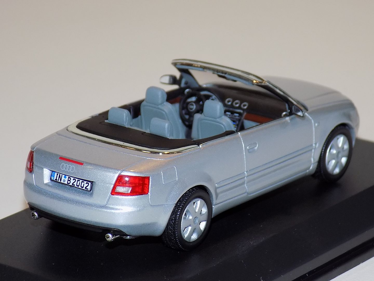 1/43 Minichamps Street Audi A4 Cabriolet in Silver Dealer